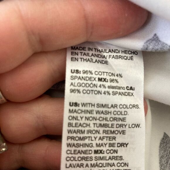 Chicos Dramatic No Iron chic stretch black roses white background shirt oversize - Picture 8 of 8